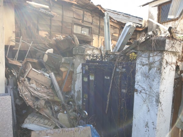 익산시 구도심 일원에 수년째 방치돼 흉물이 된 빈집 모습.