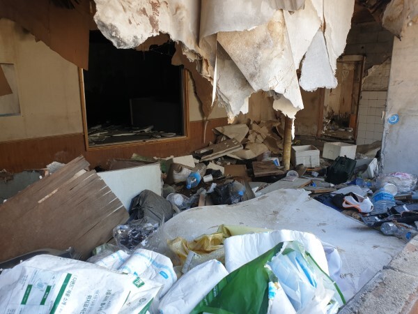 익산시 구도심 일원에 수년째 방치돼 흉물이 된 빈집 모습.