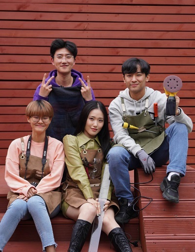 김형주 대표(맨 오른쪽) 등 '가젯' 관계자들이 포즈를 취하고 있다.