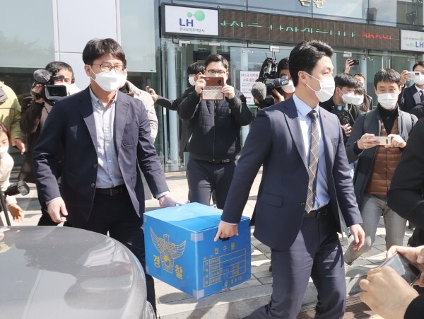 22일 전북경찰청 부동산투기사범 전담수사팀이 한국토지주택공사(LH) 전북본부에 대한 압수수색을 마치고 압수품을 챙겨 빠져 나오고 있다. /조현욱 기자