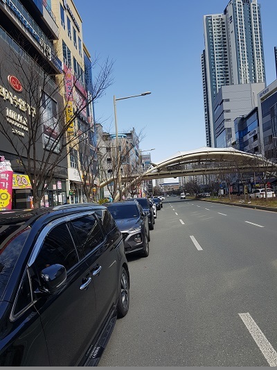 주차공간이 없어 대로에 불법주차가 불가피한 전북혁신도시 안전로.