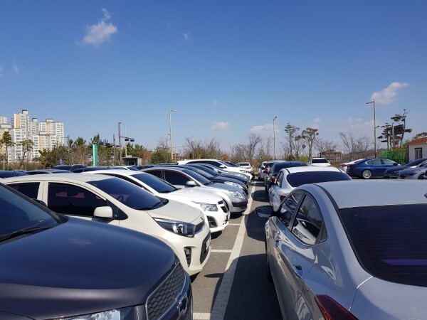 이중주차로 빽빽이 차가 들어선 LX 주차장.