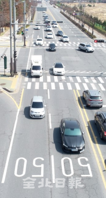23일 전주시 유연로를 비롯한 도로가 안전속도 5030 정책으로 인해 차량 속도 50km/h로 제한돼 있다. /조현욱 기자