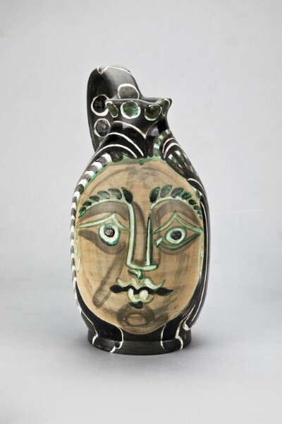 파블로 피카소, 털보의 아내, Bearded man‘s wife, 도기에 채색 후 유약, 37.5x20.5cm, 1953 ⓒ 2021 - Succession Pablo Picasso - SACK (Korea)