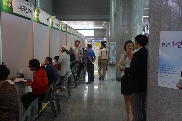 지난 2016년, 전북도청 1층 로비에서 열린 중장년취업박람회. /사진제공=전북일자리종합센터