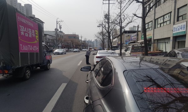 교통위반행위 계도중인 암행순찰차