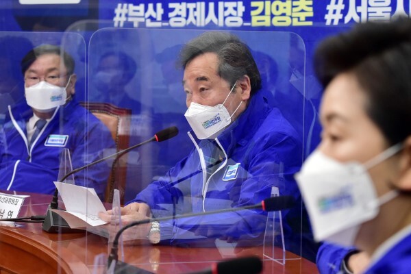 4.7 재보궐선거를 앞두고 더불어민주당 이낙연 상임선대위원장(가운데)이 24일 국회에서 열린 중앙선대위회의에서 발언하고 있다. /사진=연합뉴스