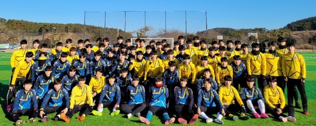 전주대 축구부 선수들이 기념촬영을 하고 있다.