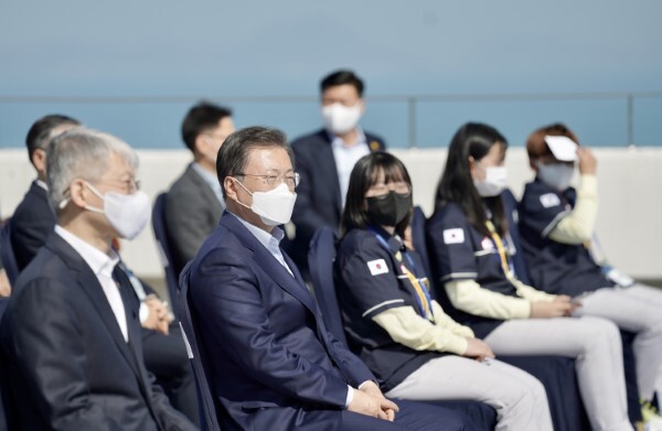 문재인 대통령이 25일 오후 전남 고흥군 나로우주센터 연구동 관람대에서 누리호 1단 종합연소시험 참관을 위해 대기해 있다. /사진=연합뉴스