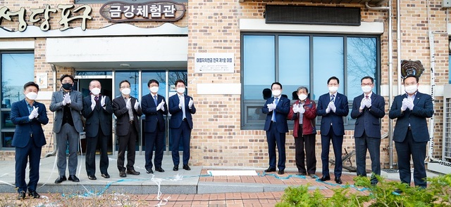 26일 익산 성당포구마을에서 열린 제1호 마을자치연금 현판식. /사진제공=익산시