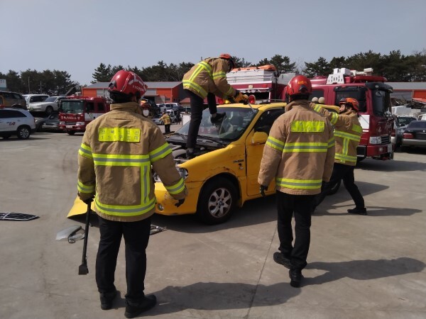119구조대원들이 교통사고 인명구조 훈련을 하고 있다. /사진=익산소방서