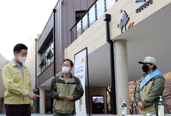 코로나19 예방 캠페인 현장을 방문중인 송형근 국립공원공단 이사장.