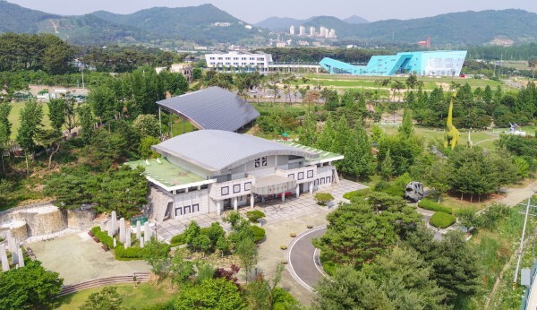 왕궁 보석테마관광지에 위치한 화석전시관 전경.