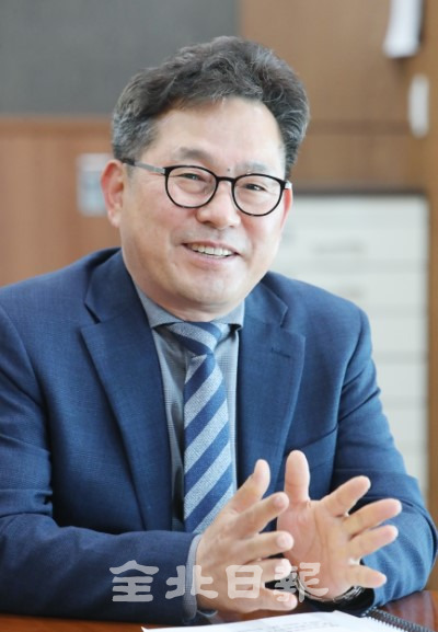 수자원공사 김세환 금강유역본부장이 본보와의 인터뷰에서 금강유역본부의 주요 현안사업과 추진목표에 대해 말하고 있다. /조현욱 기자