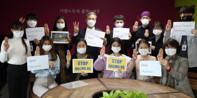 지난 15일 김승수 전주시장이 미얀마 유학생들을 만나 다각적인 지원을 약속하며 유학생들과 '세 손가락 경례'를 하고 있다. /사진제공=전주시