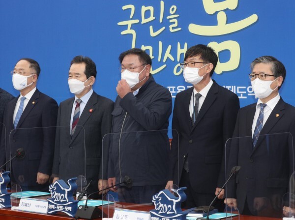 정세균 국무총리와 더불어민주당 김태년 당대표 직무대행, 홍남기 경제부총리 겸 기획재정부 장관, 변창흠 국토교통부 장관 등 참석자들이 28일 서울 여의도 국회에서 열린 부동산 투기 근절 및 재발 방지대책을 위한 고위 당정협의회에서 기념촬영을 하고 있다. /사진=연합뉴스