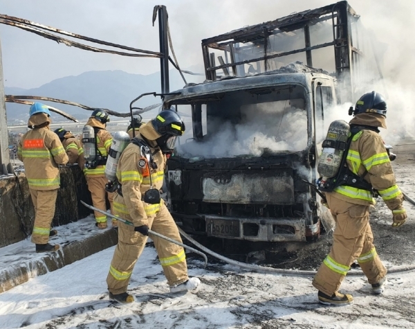 지난 11일 호남고속도로 차량화재 사진.