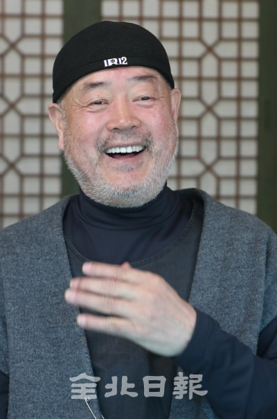 시인이자 아동문학가인 소야 신천희 스님이 전북일보와의 인터뷰에서 앞으로의 계획에 대해 밝히고 있다. /조현욱 기자