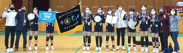 제2회 단양 소백산배 전국초등학교 배구대회에서 우승한 전주 중산초 여자 배구부 선수 및 관계자들이 우승기를 들고 기념촬영을 하고 있다.