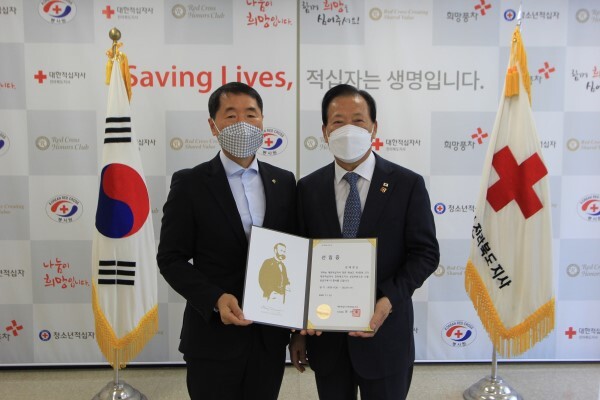 신임 김태경 상임위원(왼쪽)이 선임증을 전달받고 있다.