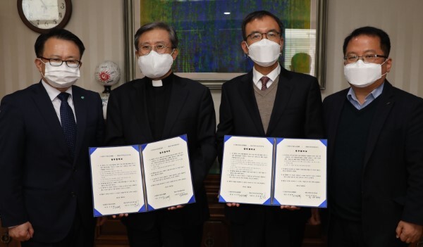 29일 오후 대구 매일신문사에서 열린 한국지방신문협회와 모두투어의 국내외 관광 활성화를 위한 업무협약 체결식에서 전상석 모두투어네트워크 영업본부장, 이상택 한신협 회장, 손호권 모두투어인터내셔널 대표, 최호철 한신협 신사업본부장(왼쪽부터)이 협약서를 들어보이고 있다.