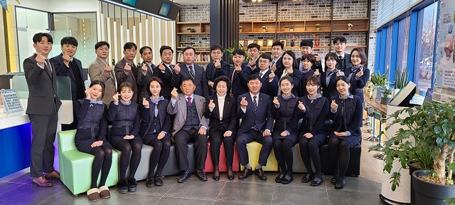 전주동부신협 임직원들이 자산5000억 원을 달성하는 성과를 이뤄내고 기념촬영을 하고 있다.