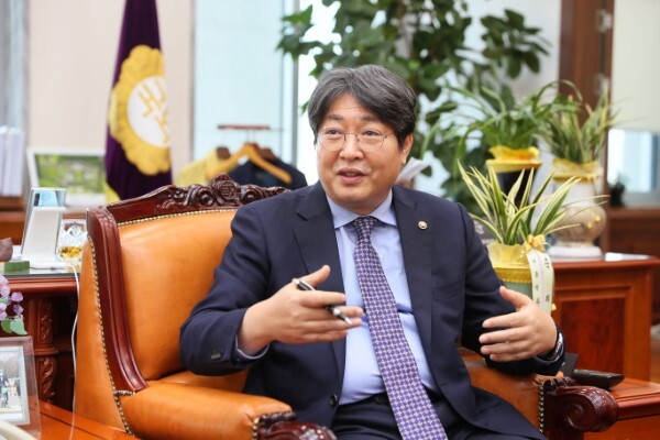 이춘석 국회사무총장이 다음 달 취임 100일을 앞두고, 전북일보와 가진 인터뷰에서 그동안의 소회와 앞으로의 계획에 대해 밝히고 있다. /사진=국회사무총장실