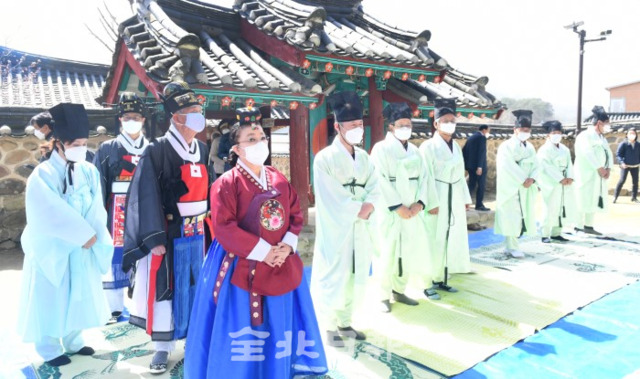 유네스코 세계문화유산인 정읍 무성서원에서 30일 춘계 향사가 봉행돼 이배용 한국의서원통합보존관리단 이사장이 초헌관을 맡아 향사를 올리고 있다. /오세림 기자