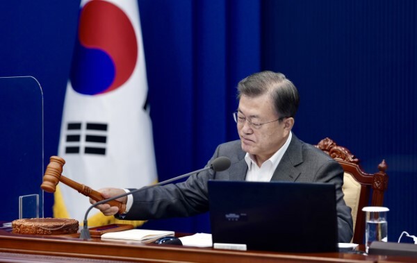 문재인 대통령이 30일 오전 청와대에서 열린 제14회 국무회의에서 의사봉을 두드리고 있다. 문 대통령은 이날 통상적 순서와 다르게 발언을 마치고 의사봉을 두드렸다. /사진=연합뉴스