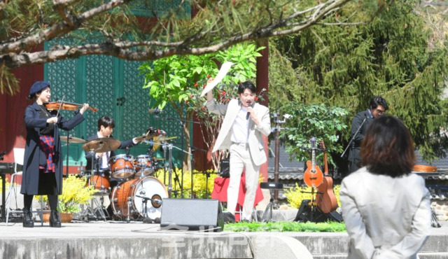 30일 전주향교 대성전 앞에서 '전주의 봄. 조선 팝 콘서트'가 열려 전주향교를 찾은 시민들이 공연을 즐기고 있다. /오세림 기자