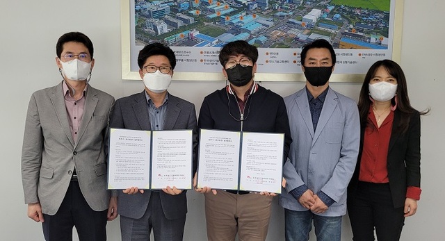 김병수 전주시 신성장경제국장과 네이버 관계자 등이 지난 31일 전주시청에서 ‘인공지능(AI) 기술 협력을 위한 업무협약’을 체결했다. /사진제공=전주시