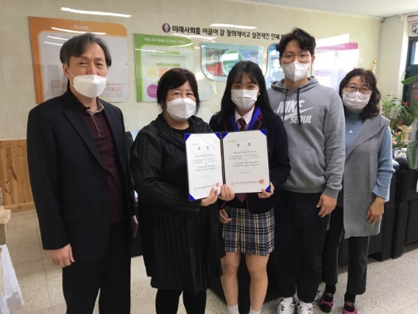 전주제일고 정유나(1학년·가운데) 선수가 제56회 전국남녀 중고등학교 스피드스케이팅대회 여고부 매스스타트에서 금메달을 획득한 가운데 최영미 교장(왼쪽 두번째)을 비롯한 학교 관계자들이 기념촬영을 하고 있다.