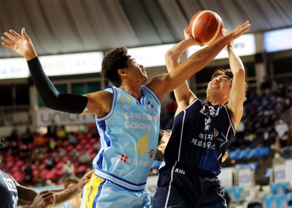 31일 전주실내체육관에서 열린 '2020-2021 현대모비스 프로농구' 전주 KCC와 서울 삼성의 경기. KCC 송교창이 슛을 시도하고 있다. /사진=연합뉴스