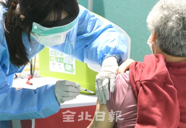 만75세 이상 어르신들을 대상으로 코로나19 백신접종이 시작된 1일 전주화산접종센터에서 어르신들이 백신을 접종받고 있다. /오세림 기자