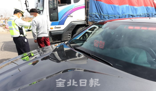 1일 전주시 조촌동 일대 번영로에서 전북경찰청 암행순찰팀이 신호 위반을 한 운전자에게 벌금과 벌점을 부과하고 있다. /조현욱 기자