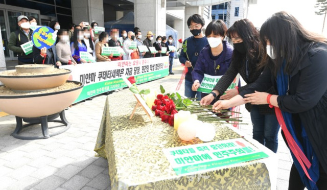 미얀마 민주항쟁을 지지하는 전북시민사회 198개 단체는 1일 도청 앞에서 미얀마 쿠데타 세력의 민간인 학살 중단 촉구 기자회견을 열고 민주화를 위해 희생된 민간인들에게 장미꽃을 올리고 있다. /오세림 기자