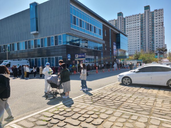 5일 코로나19 선별검사를 받기 위해 모여든 시민들로 군산시보건소가 북새통을 이루고 있다.