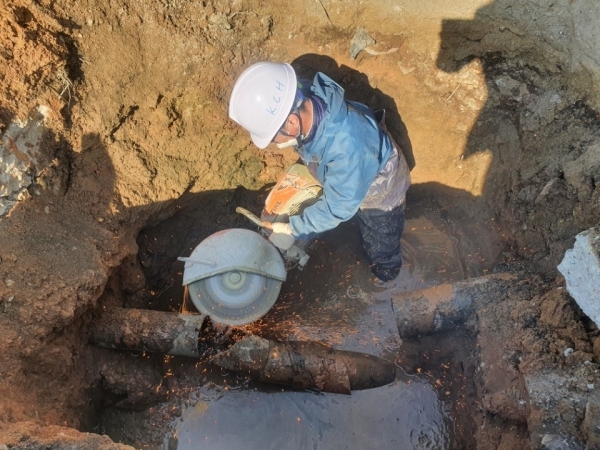 5일 국방시설본부로부터 위탁 받은 업체가 옥구저수지 일대에서 폐송유관 제거를 위해 절단작업을 진행하고 있다.