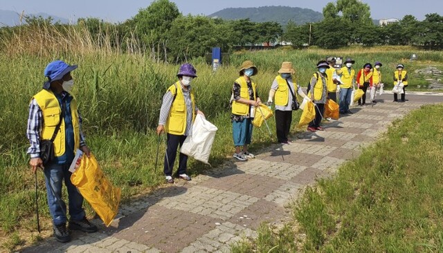 공익형 노인일자리사업으로 전주 삼천변 정화활동을 하고 있는 노인들.