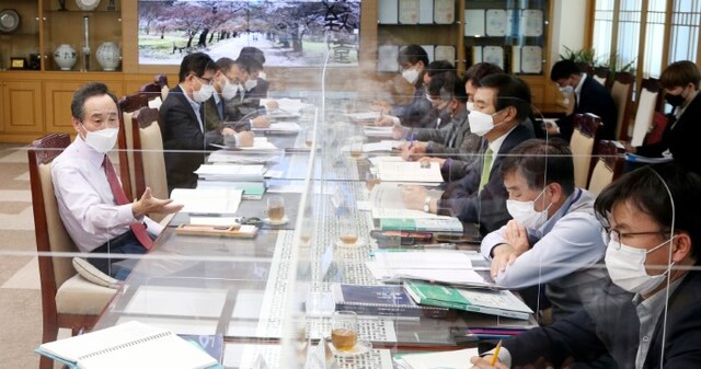 5일 도청 회의실에서 제20대 대선공약 국책사업 발굴 계획 보고회가 열려 송하진 도지사와 권혁남 전북연구원장, 실.국장 등이 참석해 운영계획과 추진방향 등에 대해 논의하고 있다. /사진제공=전북도청