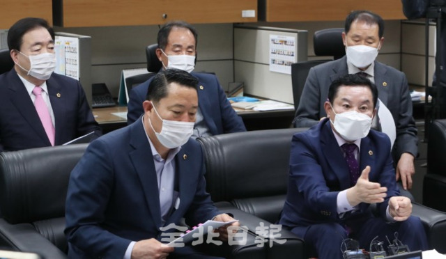 5일 송지용 전북도의회 의장(오른쪽)을 비롯한 의장단이 전북도의회 기자실에서 간담회를 열고 '부동산 투기 근절 대응 방안'을 발표하고 있다. /조현욱 기자