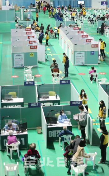 5일 전주화산체육관 화산접종센터에서 만 75세 이상 어르신들이 코로나19 백신 접종을 받고 있다. /조현욱 기자
