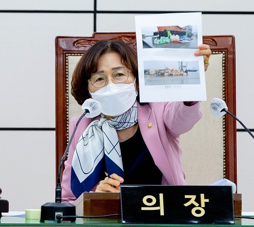 김영자 김제시의장이 5일 의원간담회에서 현재의 쓰레기 대란 대책을 요구하고 있다.