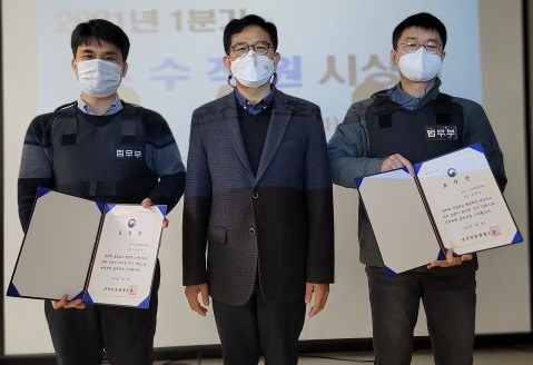 왼쪽부터 강성주 주무관, 최걸 군산보호관찰소장, 김태우 책임관.