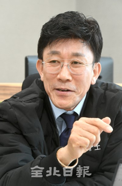 (주)태평양 최선호 회장이 이태리 베네치아처럼 새만금에 수상도시를 만들어야 한다고 주장하고 있다. /오세림 기자