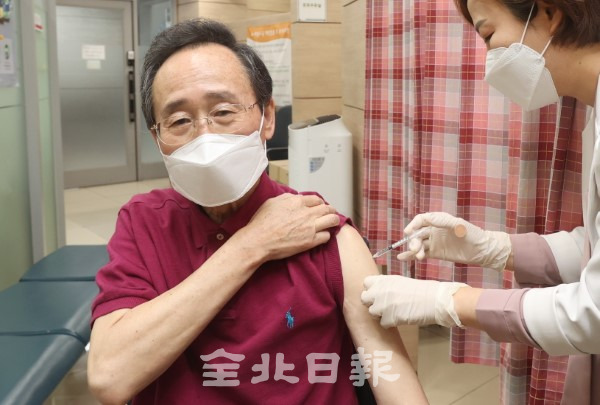 6일 전주보건소에서 송하진 도지사가 아스트라제네카 백신을 맞고 있다. /조현욱 기자