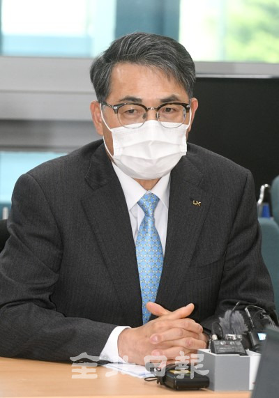 LX 김정렬 사장이 6일 도청 기자실에서 '최창학 사장의 복귀로 사장이 2명인 기형적 상황이지만 업무 수행에 부족함이 없도록 하겠다'는 뜻을 밝히고 있다. /오세림 기자