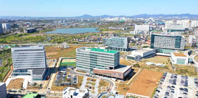 오늘 국민연금공단 제2사옥 준공식에 이어 전북테크비즈센터도 곧 준공을 앞두고 있지만 지난달 예정됐던 국제금융센터 착공은 첫삽도 뜨지 못한 채 6일 신사옥 뒤로 부지만 덩그러니 남아 있다. /오세림 기자