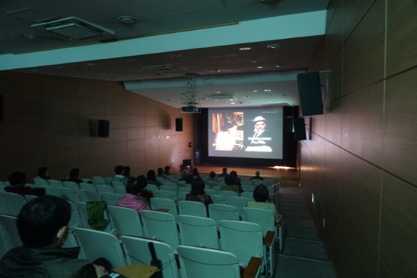 지난해 진행된 '목요시네마 뮤즈'에 참석한 관람객들이 영화를 시청하고 있다.