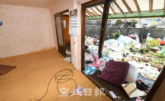 익산시 창인동의 한 폐가에서 백골시신이 발견되면서 빈집에 대한 지자체의 관리감독이 제기되고 있다. 6일 전주시 감나무골 재개발 지역에 빈집들이 늘고 있다. /오세림 기자